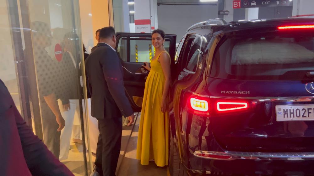 mom-to-be-deepika-padukone-arrives-at-an-event-in-mumbai-flaunting-her-baby-bump